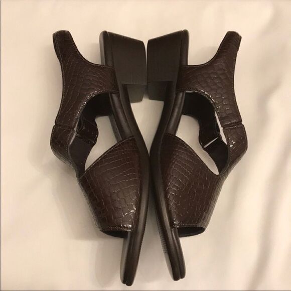 SAS BROWN LEATHER CROC SANDALS.  NEW - Picture 5 of 7